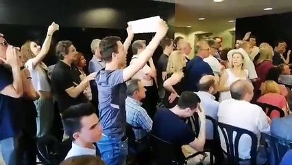 Bronca en el Ayuntamiento de San Cugat entre los votantes de JxCAT y de ERC: "¡155!" y "¡3%!"