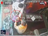 बाइक सवार बदमाशों ने ऐसे किया ज्वेलरी पर हाथ साफ, देखें CCTV