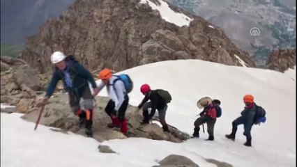 Télécharger la video: Terörden arındırılan dağlarda zirve tırmanışı - HAKKARİ