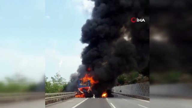 Seyir halindeki tır alev alev yandı... Gökyüzünü siyah dumanlar kapladı