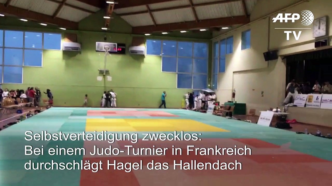 Hagel durchschlägt Turnhallendach während Judo-Turniers