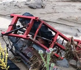 Alaşehir'de dere taştı sel suları 2 traktörü sürükledi