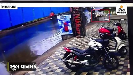 22 બાળકો ભરેલી સ્કૂલ વાનનો દરવાજો ખુલ્લો રહેતા ત્રણ બાળકો રસ્તા પર પટકાયા