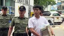 Joshua Wong deixa a prisão e se une a protestos