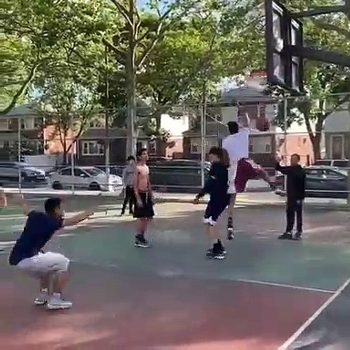 Basket : un poster à 360 degrés sur un playground