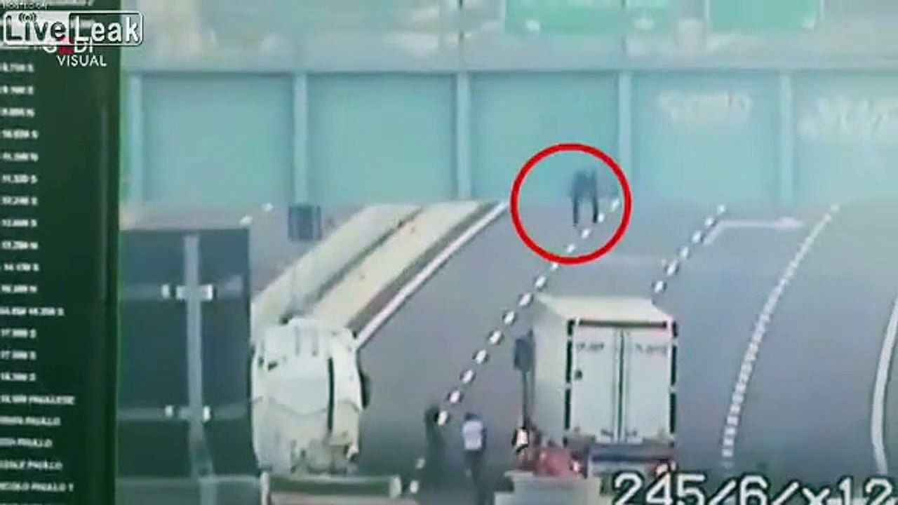 Monté sur son camion il sauve un ado coincé sur le rebord d'un pont !