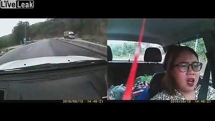 En voiture ils se prennent 1 tonne de terre de face sur l'autoroute !