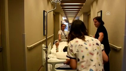 Berfin heyecanla beklediği ameliyata el sallayarak girdi