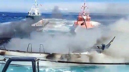 Espectacular incendio de un velero en Malpica con un ocupante intoxicado