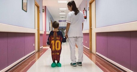 Cet hôpital redonne le sourire aux enfants patients en remplaçant leur blouse par des maillots de football