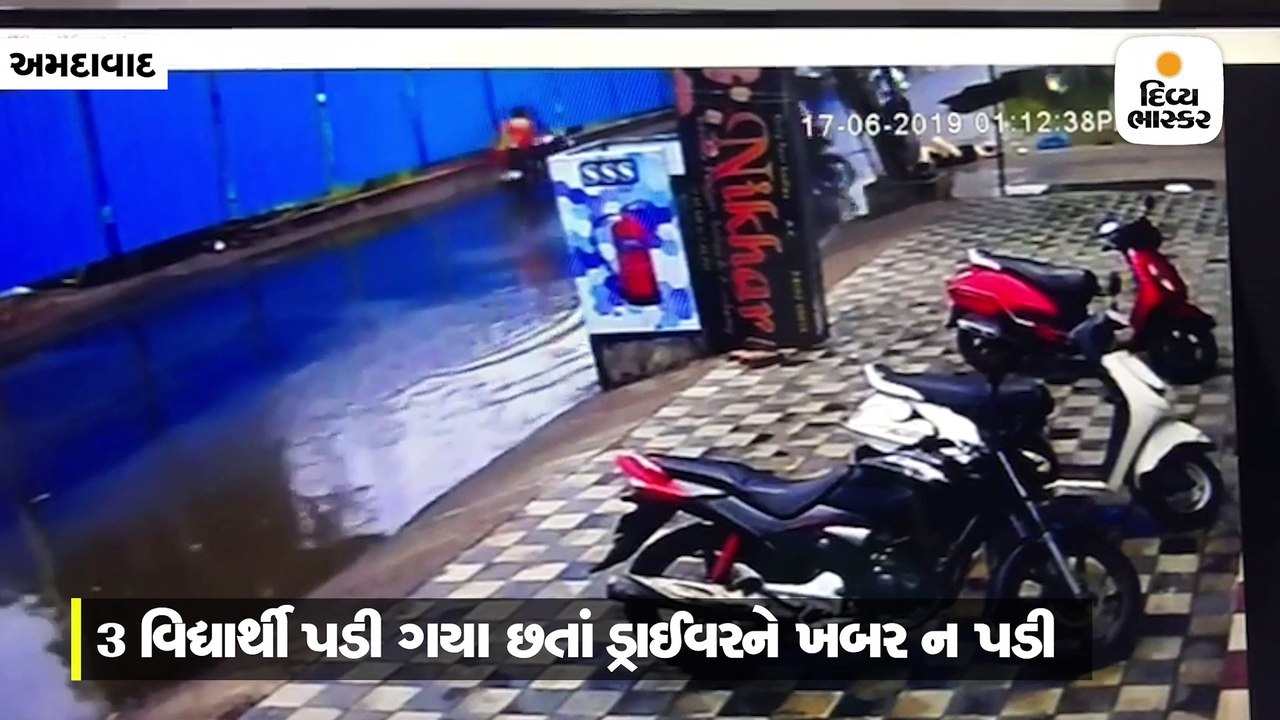 અમદાવાદ / 22 બાળકો ભરેલી સ્કૂલ વાનનો દરવાજો ખુલ...