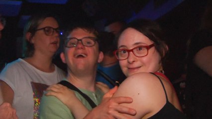 Cette boîte de nuit accueille un public handicapé