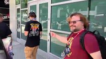 Jack Black rencontre un fan portant le t-shirt Tenacious D