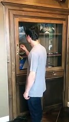 Une étagère qui cache un lourd secret !