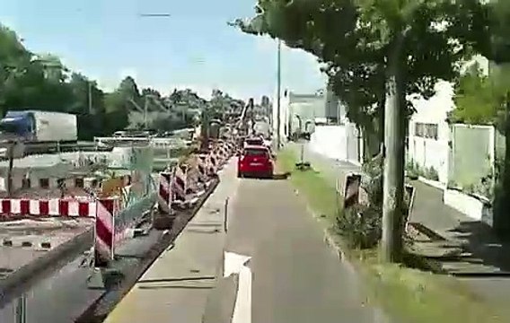 Un automobiliste chanceux évite le pire lors d'une chute de grue