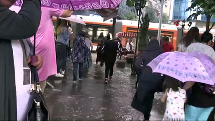 Eskişehir’de aniden bastıran yağmur ve dolu vatandaşlara zor anlar yaşattı