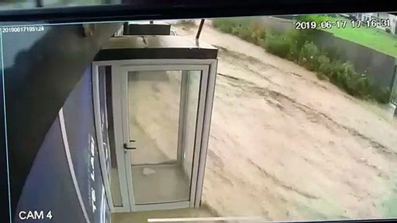 Pamje të tmerrshme nga vërshimet në Rahovec: Uji e merr një qytetar
