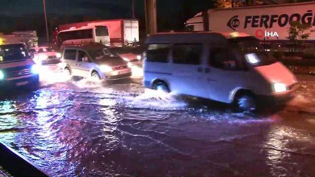 Trabzon'da şiddetli yağış sonrası yollar göle döndü