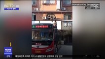 [이 시각 세계] 중국 버스기사, 화재 현장서 시민들 대피 도와