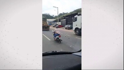 Carreta transporta pedras de granito empilhadas sem qualquer segurança no ES