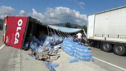 Su yüklü tır devrildi - TOKAT
