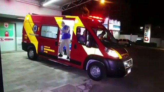Jovem é encaminhado ao hospital após se envolver em acidente