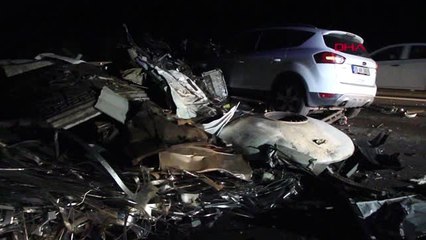 Bolu - TEM'de hurda yüklü TIR devrildi, yolu kapattı