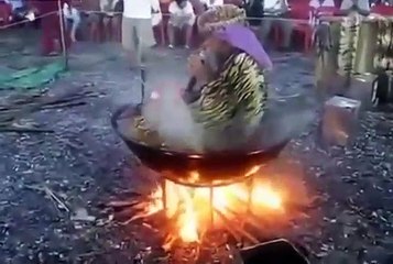 رجل في السبعين من عمره -يطبخ نفسه