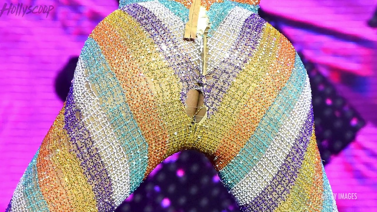 Cardi B Suffers EMBARRASSING Wardrobe Malfunction!