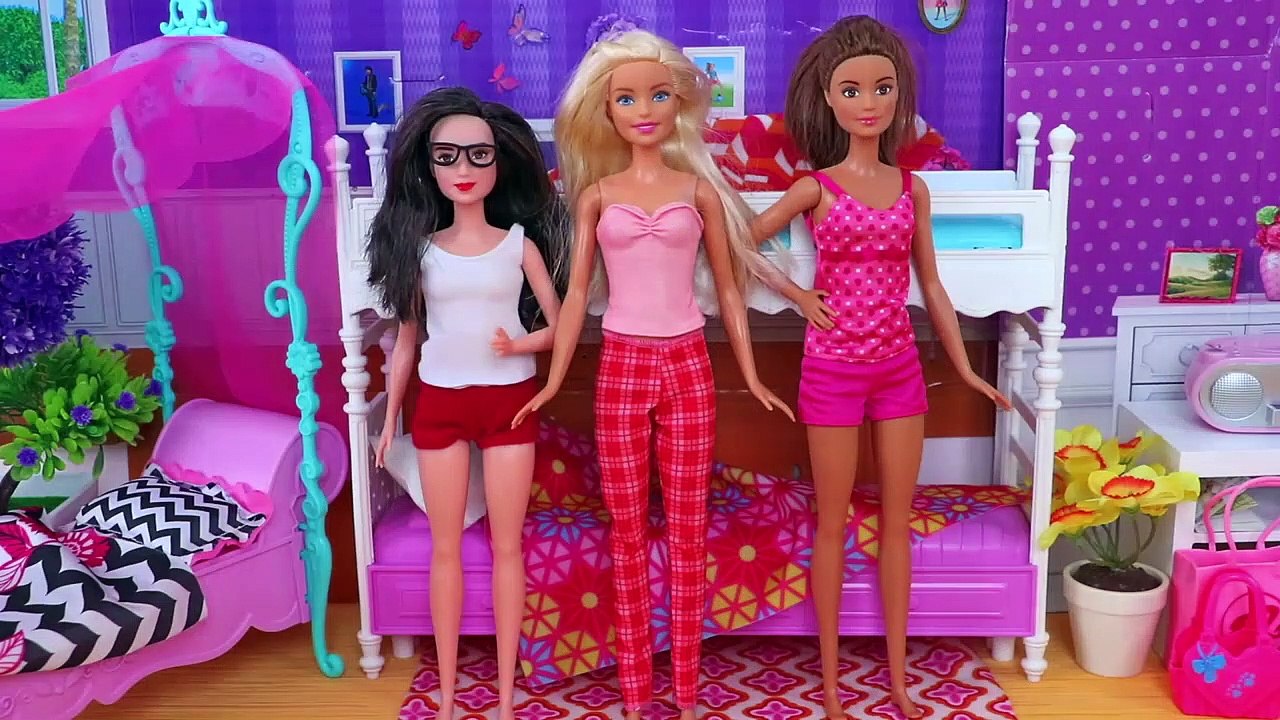 Barbie Girl and Baby Dolls Best Friends Swimming Pool Toys!