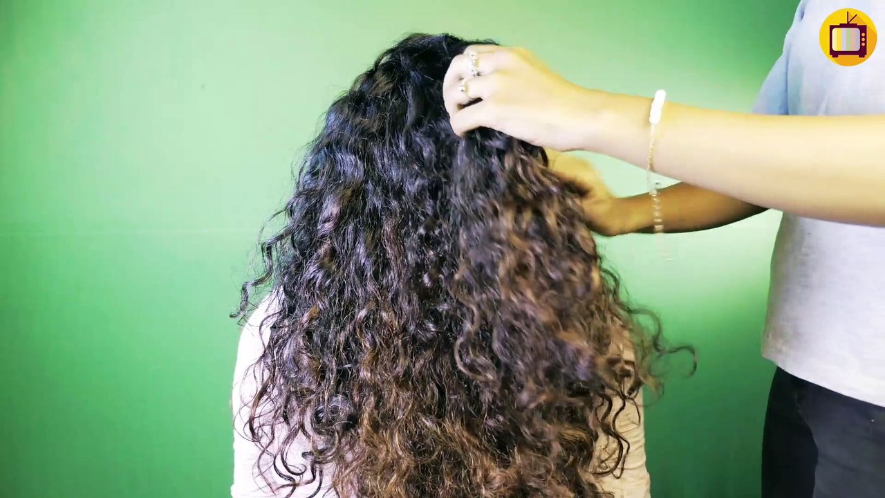 খুব কম সময়ের মধ্যে সহজ পদ্ধতিতে কার্লি হেয়ারে হাফ বান হেয়ার স্টাইলটি করবেন এই ভাবে৷