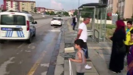 Kontrolden çıkan otomobil durağa daldı; 3 yaralı