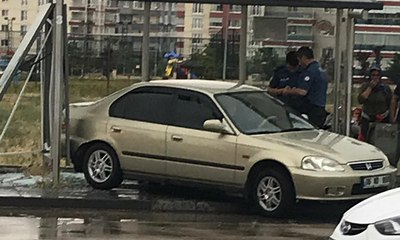 Ankara'da otomobil durağa daldı