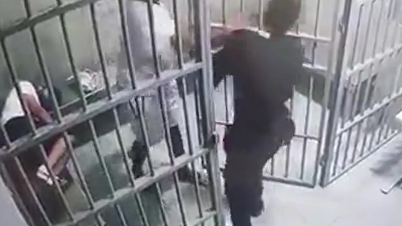 Un prisonnier très agressif s'en prend à son compagnon de cellule et met une grosse gifle au gardien