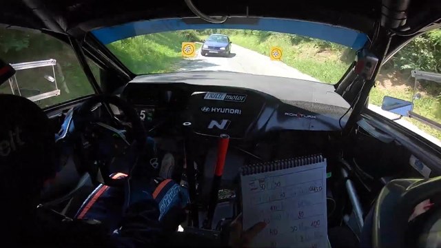 Un pilote de rallye arrive à pleine balle dans un virage et croise un automobiliste en contresens