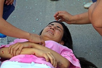 Genç kız, metrelerce savrulup acı içerisinde yere yığıldı