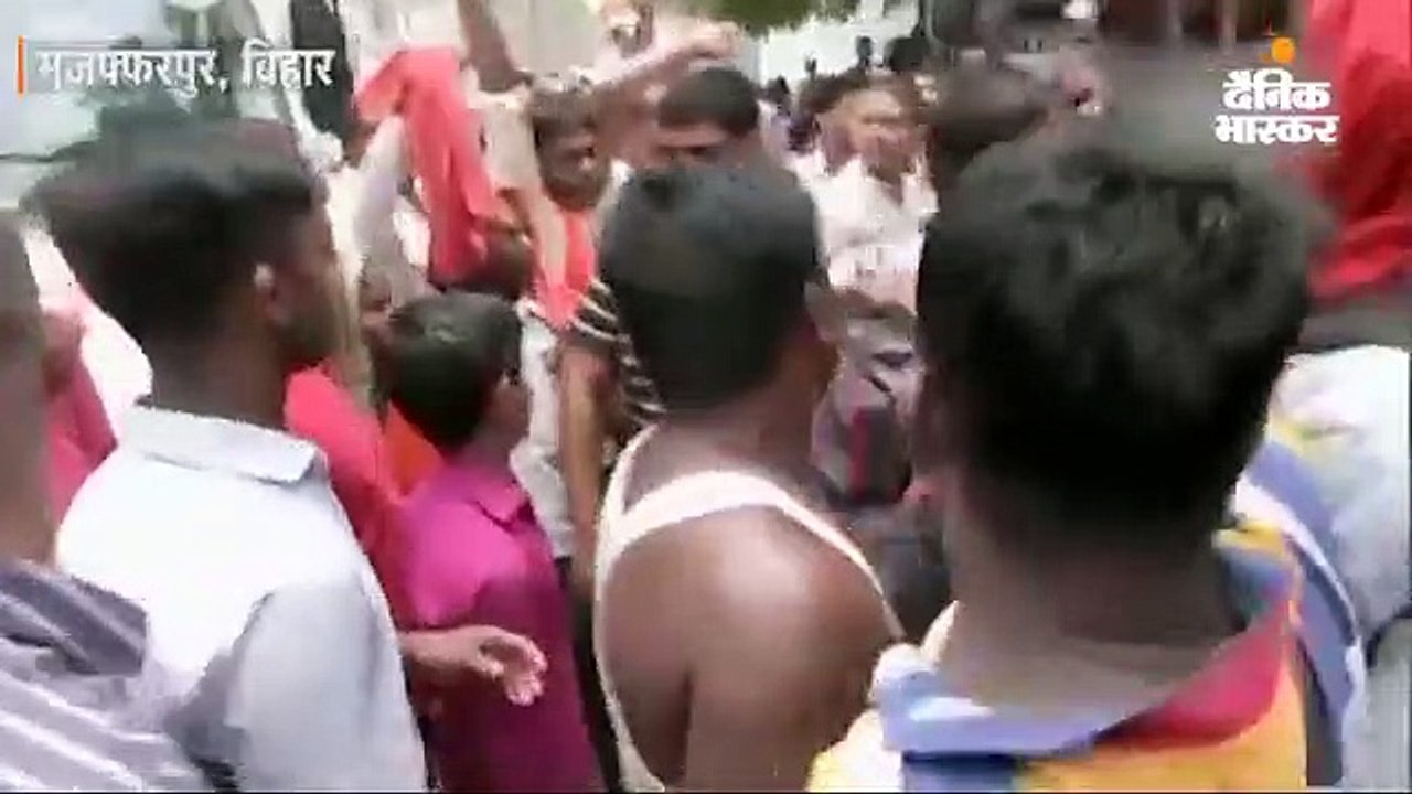 नीतीश मस्तिष्क ज्वर से पीड़ित बच्चों का हाल जानने पहुंचे, लोगों ने मुख्यमंत्री वापस जाओ के नारे लगाए