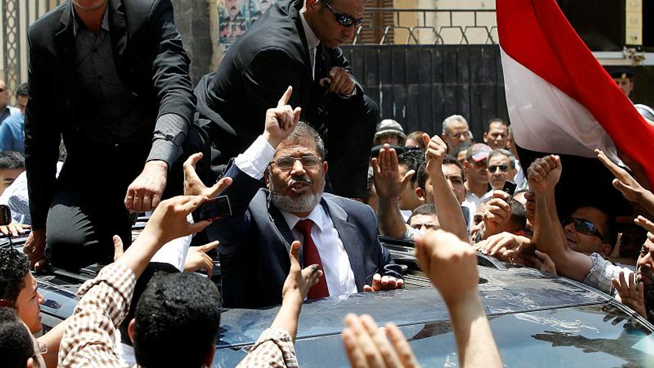 فيديو: ردود فعل المصريين بشأن وفاة رئيس البلاد السابق محمد مرسي