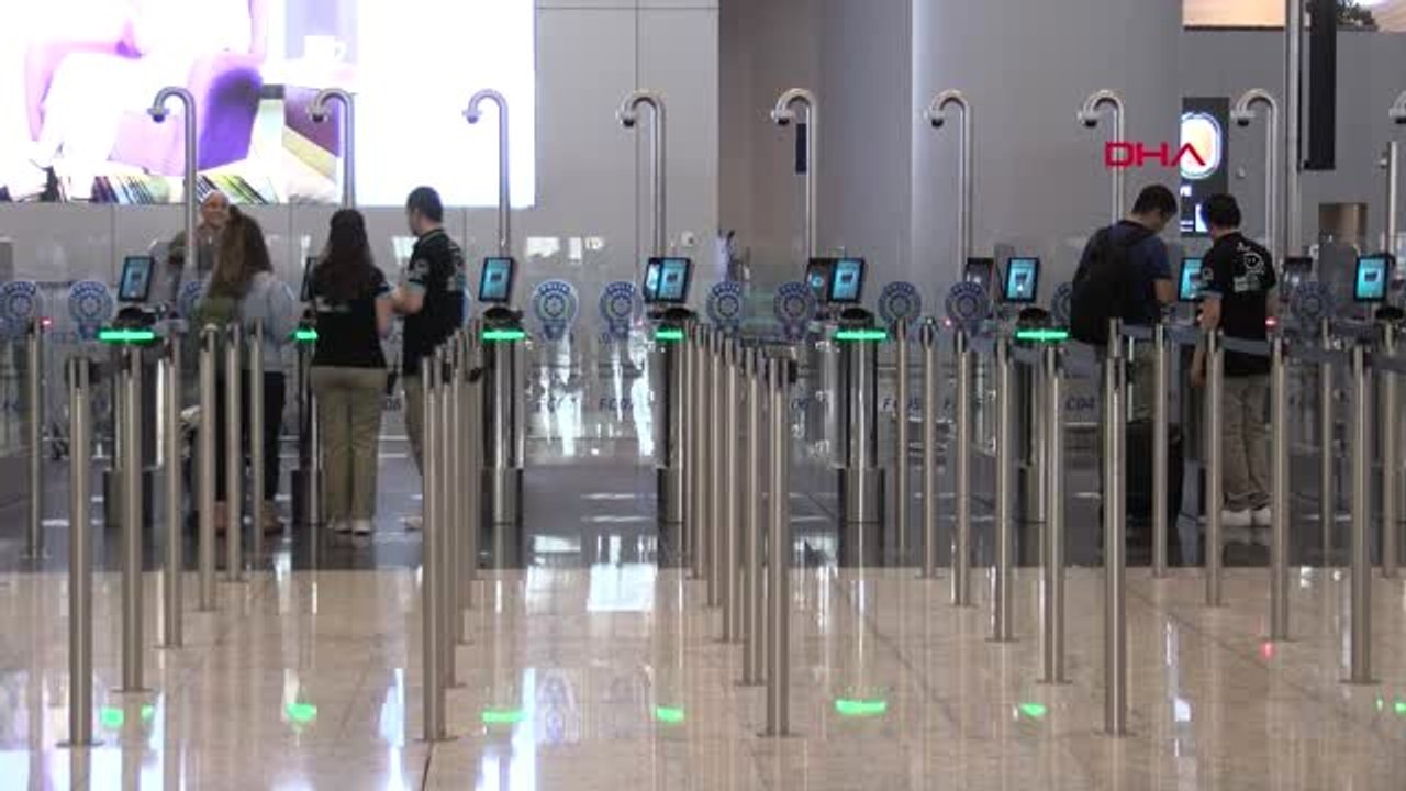 İSTANBUL- İSTANBUL HAVALİMANI'NDA PASAPORTTAN 18 SANİYEDE GEÇİŞ HAZIRLIĞI