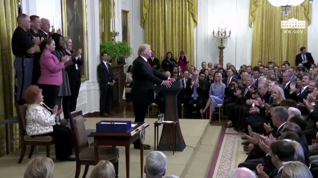 Trump anuncia que ICE comenzará a deportar a millones de migrantes
