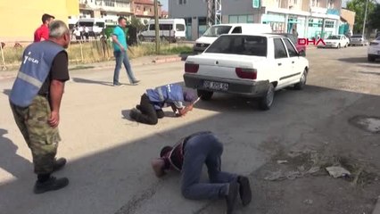 KAYSERİ Otomobile giren yılanı elleriyle çıkardı