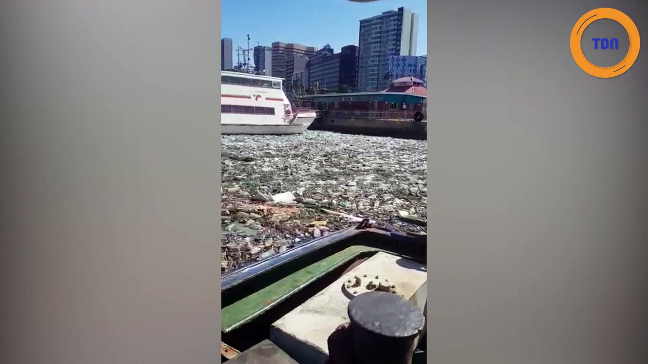 En Afrique du Sud, des milliers de déchets plastiques s’entassent dans un port !