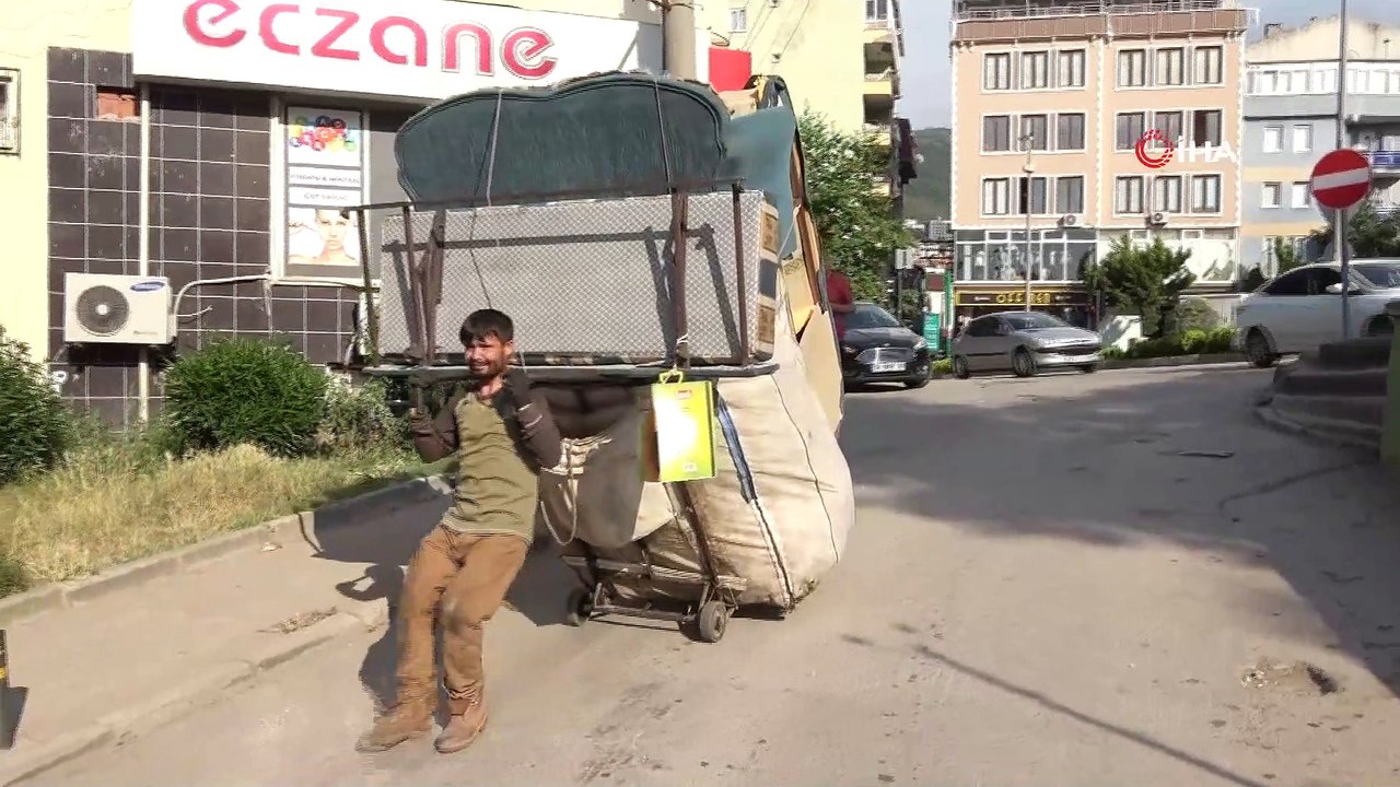 İki tekerlekle kamyon gibi yük çekiyor...Yükü kendinden ağır olan genci görenler hayret ediyor