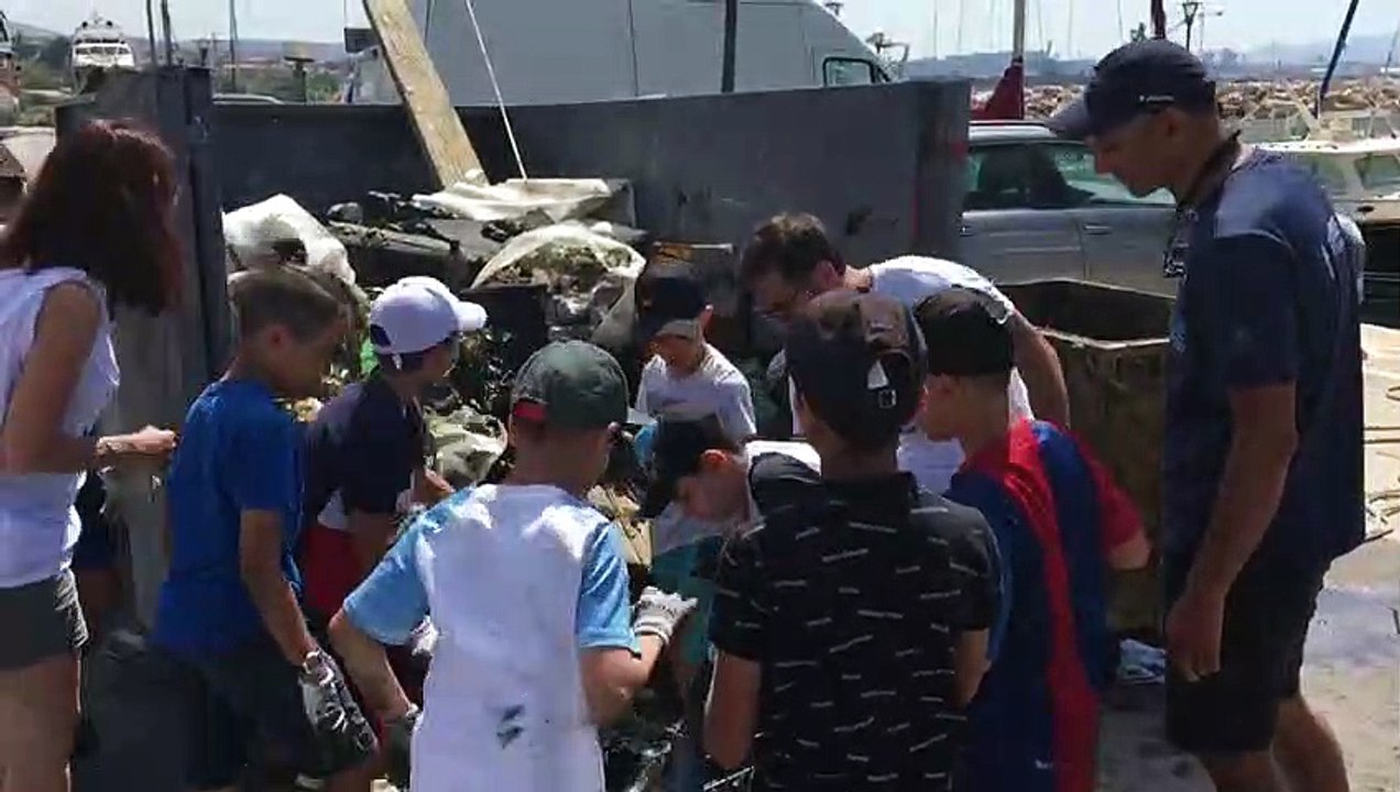 Marseille : 170 enfants nettoient le port et les plages de Corbières