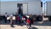 Detienen a cerca de 800 migrantes que viajaban en cuatro camiones en el sur de México