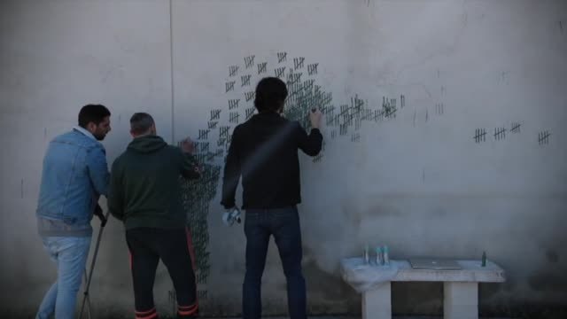 El artista Pejac interviene los muros de la cárcel de El Dueso