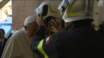 El papa cumple con la seguridad en su visita a una iglesia italiana afectada por el terremoto de 2016