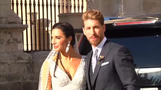 Pilar Rubio y Sergio Ramos protagonizan un romántico beso tras darse el sí quiero