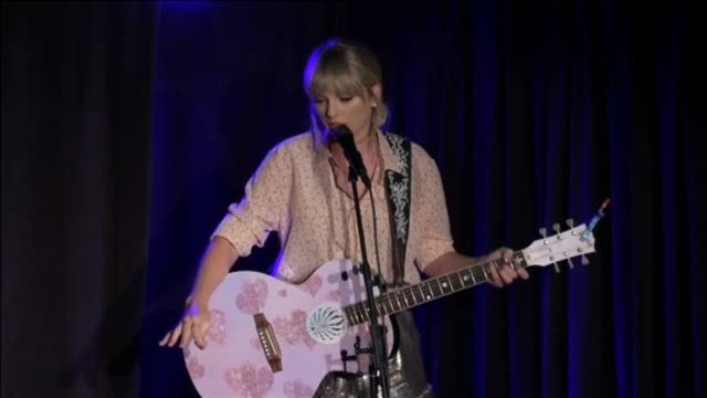 Taylor Swift da una sorpresa en el histórico LGTB landmark Stonewall de Nueva York