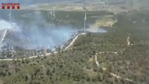 Los bomberos siguen trabajando para extinguir el incendio en El Perelló